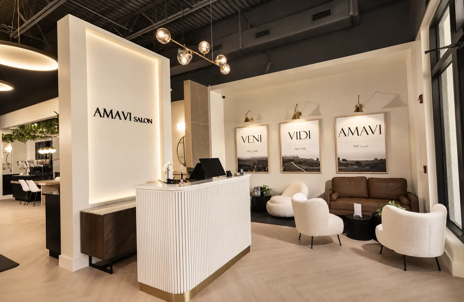 The welcoming reception and lounge at AMAVI Salon in Naples